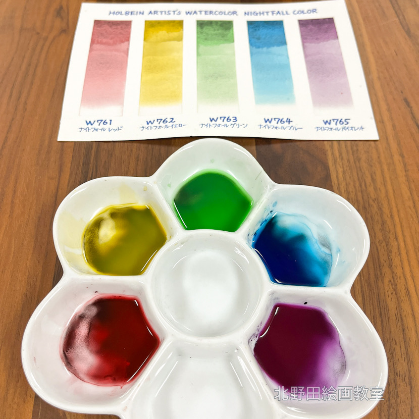 梅皿に溶いた水彩絵の具